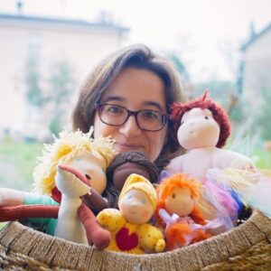 Cinzia Ferrari La Bambolaia con le sue creature, ci insegna come essere felici sulla Via delle Bambole